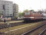 143 049-5 fuhr mit ihrer S1 in den Dresdener Hbf ein. Hier am 14.05.1998. (eingescannt)