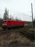 143 619 - 5 passiert als Leerlok am 11.04.2002 um 13.22 h den ehemaligen Bahnhof Borne, welcher weit abseits der gleichnamigen Ortschaft mitten im Naturschutzpark Hoher Flming liegt.