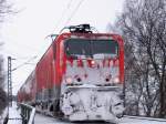 Nach 100 km im Schneetreiben sieht man eben so aus - trotzdem, bis hierher war man fast pnktlich, dann musste wegen des permanenten Sorgenkindes der Sachsen-Franken-Magistrale, dem IC nach Nrnberg, ber 20 Minuten gewartet werden - 143 570 mit dem RE aus Zwickau bei Klingenberg-Colmnitz, 25.01.2005 
