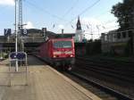 Lok 143 294-7 an einem sonnigen Sommertag bei der  Ausfahrt aus dem Hamburger Hauptbahnhof.