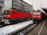 143 050-3 und 143 055-2 stehen am heutigen verschneiten Tag auf Gleis 7 und 8 in Freiburg Hbf.
