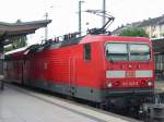 143-822 schiebt am 7.7.2005 ihre RB nach Bingen (Rh) Stadt, hier noch in Mainz Hbf.