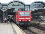 143-923 zog am 8.7.2005 ihren Zug nach Aschaffenburg, hier in Mainz Hbf.