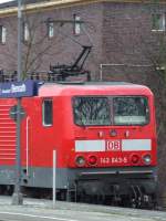 DB Regio NRW GmbH BR 143 643 schiebt am 19.03.2010 auf der S6 einen X-Wagen S-Bahnzug in den Bahnhof Dsseldorf-Benrath.