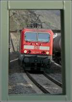 Eingerahmt fhrt die 143 104-8 am 19.03.2010 in den Bahnhof von St. Goarshausen ein. (Hans)