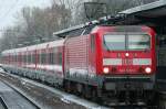 Die 143 602-1 zieht den S6 Eiszapfenzug von Kln Nippes nach Essen durch Dsseldorf Benrath am 30.11.2010