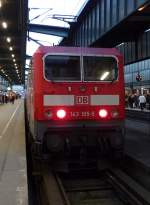 143 105-5 im Stuttgarter Hauptbahnhof - 19.02.2011 (leider keine Tonaufnahme, sonst wren die S21-Gegner der Grodemonstration zu hren)