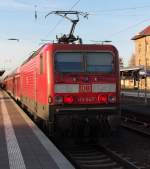 In der vorwinterlichen Abendsonne wartet 143 647 (-6) im Bahnhof Dillingen/Saar auf den Abfahrauftrag, dann wird sie den RE weiter Richtung Trier und Koblenz schieben.