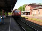 Bahnhof Kettwig am 10.05.2006 um 10:36 Uhr. S6 aus Dsseldorf Hbf trifft auf Gleis 2 ein. Lok 143 044-6 ist den X-Wagen vorgespannt. 