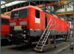 Eine unbeschriftete 143er der DB Regio steht am 30.08.2014 zur Aufarbeitung im Fahrzeugwerk Dessau. (Aufgenommen am Tag der offenen Tür)