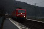 An Abend des 17.Feb.2015 kommt die 143 263 mit einem RE2 durch Hirzenach nach Frankfurt Hbf.