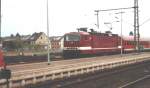 Am 22.4.03 fhrt 143 953-8, noch in der Reichbahn-Lackieung, mit einem Zug der Linie RE 8 aus Mnchengladbach nach Koblenz ein.