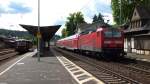 Die 143 009 der DB mit dem RB 27 beim Halt in Linz (A.M.