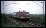 Am 16.5.1996 war 143858 bei Roßlau mit dem Dosto RB 5650 um 8.58 Uhr nach Magdeburg unterwegs.