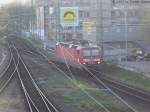 Ein 143er Lok (143 972-8) geht gerade in Richtung Bahnbetriebwerk Freiburg, nachdem er vom Doppelstock-RE getrennt hat.