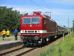 Weil in Binz alle Gleise besetzt waren,mußte die 143 005,mit dem Sonderzug Leipzig-Binz,am 30.Juli 2022,im Kreuzungsbahnhof Prora warten.