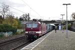 Unverhofft kommt oft. Überraschend kam 143 931 mit einem Containerzug über die S-Bahngleise von Düsseldorf nach Duisburg durch Angermund gefahren.

Angermund 26.11.2022