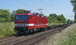 Lokomotive 243 145-0 von DeltaRail am 31.05.2023 mit einem Containerzug in Kaarst.
