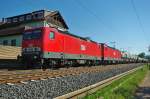 Das MEG Doppel 603 (143 851-4) und 601 (143 179-0) mit ihrem Zementzug in Fahrtrichtung Sden durch Ludwigsau-Friedlos.