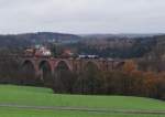 Am 24.11.13 fuhren die 143 950 und 143 063 der RBH mit einem Holzzug nach Plauen/V. oberer Bahnhof. Hier zusehen auf der Elstertalbrcke bei Jocketa/V.