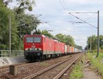 143 179-0 (MEG 601) in Doppeltraktion mit 143 344-0 (MEG 605) und Containerzug in Fahrtrichtung Norden.