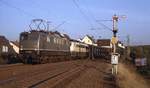 Der Bahnhof Gießen lässt sich über eine Verbindungskurve von Gießen-Bergwald nach Dutenhofen (b. Wetzlar) umfahren. Hauptsächlich Güterzüge, aber auch einzelne Personenzüge nutzen diesen Weg. Im Juli 1983 ist 150 052 mit einer 151 als Wagenlok am Einfahrsignal Gießen-Bergwald zu sehen.  