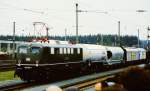 150 089-1 mit modernen Gterwaggons auf der Fahrzeugparade  Vom Adler bis in die Gegenwart , die im September 1985 an mehreren Wochenenden in Nrnberg-Langwasser zum 150jhrigen Jubilum der Eisenbahn