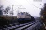 150084 am 4.12.1987 mit einem Güterzug in Hasbergen Richtung Osnabrück.