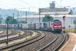 151 027 fuhr auf dem Weg nach Norddeutschland am 12.8.09 mit einem Güterzug durch den Personenbahnhof Würzburg-Zell.