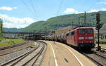 Schublok des Tankkesselzuges mit der RheinCargo-185 589-9 an der Spitze war am 13.07.2017 die 151 149-2, hier bei der Durchfahrt im Bahnhof Geislingen (Steige)