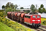 Beim Feldhasen in Langenisarhofen donnert die 151 068-4 mit einem Schüttgutwagenzug vorüber.Bild vom 3.8.2017