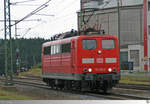 151 166-6 lässt sich im Bahnhof von Steinbach am Wald zurückfallen nachdem sie einen Zug über die Frankenwaldrampe nachgeschoben hat. Die Aufnahme entstand am 6. August 2017.