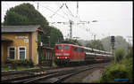 151061 passiert hier das alte Bahnhofsgebäude Natrup - Hagen in Richtung Osnabrück.