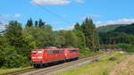 Nachdem am 10.06.2017 die Loks 151 012 und 151 058 einen Güterzug die Spessartrampe hinaufgeschoben haben, kommen sie alleine wieder zurück und durchfahren hier den Ort Hain.