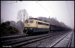 Die DB 151120 mit Automatik Kupplung hatte am 22.11.1991 bei der Durchfahrt in Natrup Hagen in Richtung Münster einen aus gedeckten Güterwagen gebildeten Zug am Haken.