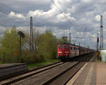 151 149-2 und 151 166-6 beide von Railpool kommen mit einem Kohlenzug aus  Oberhausen-West(D) nach  München-Johanneskirchen(D) und kammen aus Richtung Duisburg-Hochfeld-Süd,Duisburg-Rheinhausen-Ost,Duisburg-Rheinhausen,Krefeld-Hohenbudberg-Chempark,Krefeld-Uerdingen,Krefeld-Linn,Krefeld-Oppum,Meerbusch-Osterath,Neuss-Hbf,Neuss-Süd,Norf,Neuss-Allerheiligen und fahren durch Nievenheim in Richtung Dormagen,Dormagen-Bayerwerk,Köln-Worringen,Köln-Chorweiler,Köln-Longerich,Köln-Nippes,Köln-West,Köln-Süd.
Aufgenommen vom Bahnsteig 1 in Nievenheim. 
Bei Sonne und Wolken am Nachmittag vom 15.4.2018. 