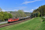 151 031 mit einem Kesselzug am 17.04.2018 bei Pleinting. 