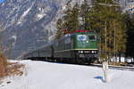 Die 151 038-7 am kurz nach der Station Hallthurm in Richtung Berchtesgaden 23.02.2019  mit dem Sonderzug aus Nördlingen.