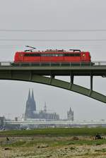 In der Zeitung mit den großen Buchstaben wäre diese Aufnahme wahrscheinlich mit  Lok überfährt den Kölner Dom  betitelt, aber in einem seriösen Medium wie bahnbilder.de hält man sich besser an die Fakten: Am 06.04.2019 ist eine unbekannte 151 auf der Kölner Südbrücke unterwegs