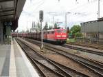 Ein Gterzug wird von 2 Lok´s BR 151 gezogen und fhrt momentan durch den Trierer Hauptbahnhof.