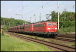 Im Doppel ziehen hier am 11.5.2006 die 151157 und 151152 einen Erzzug in Richtung Süden durch den Bahnhof Köln West.