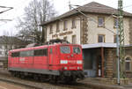 27. Februar 2014, Im Bahnhof Pressig-Rothenkirchen steht Lok 151 037 für den nächsten Schiebedienst bereit.