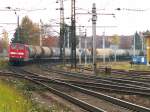 151 026 donnert mit einem Ganzzug den Passauer Ast hinab und durchfhrt in wenigen Sekunden Wels Hbf (3.11.2007)