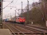 151 041-1 fhrt mit Containern durch Hamburg-Harburg.