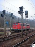 Schiebelok 151 145-0 (Frankenwaldrampe) wartet in Probstzella hinter den Signalen auf den nchsten Einsatz. Die Aufnahme entstand am 20. April 2008