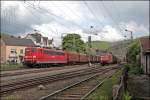 155 033 berholt mit dem 61232, von Finnentrop nach Wanne-Eickel, die 145 046 in Hohenlimburg. (02.04.2008)
