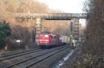 Am 04.02.09 unterquert 151 037-9 mit einem Containerganzzug die markante Fugngerbrcke am Mnchner Nockherberg.