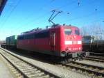 Am 19.03.09 wartete die 151 028-8 mit ihrem Gterzug im Bahnhof von Bad Kleinen auf das grne Signal....