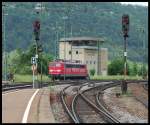 Eingerahmt zwischen zwei schon lteren Lichtsignalen, wartet die auch schon etwas in die Jahre gekommene 151 143-5 am 27.5.2009 in Geislingen auf den nchsten Gterzug, um eben diesem Schubhilfe zu