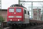 Die BR 151 140-1 hat soeben die Rheinbrcke berquert und fhrt weiter in Richtung Kln Gremberg, aufgenommen am 07.07.2009 in Kln bei Steil